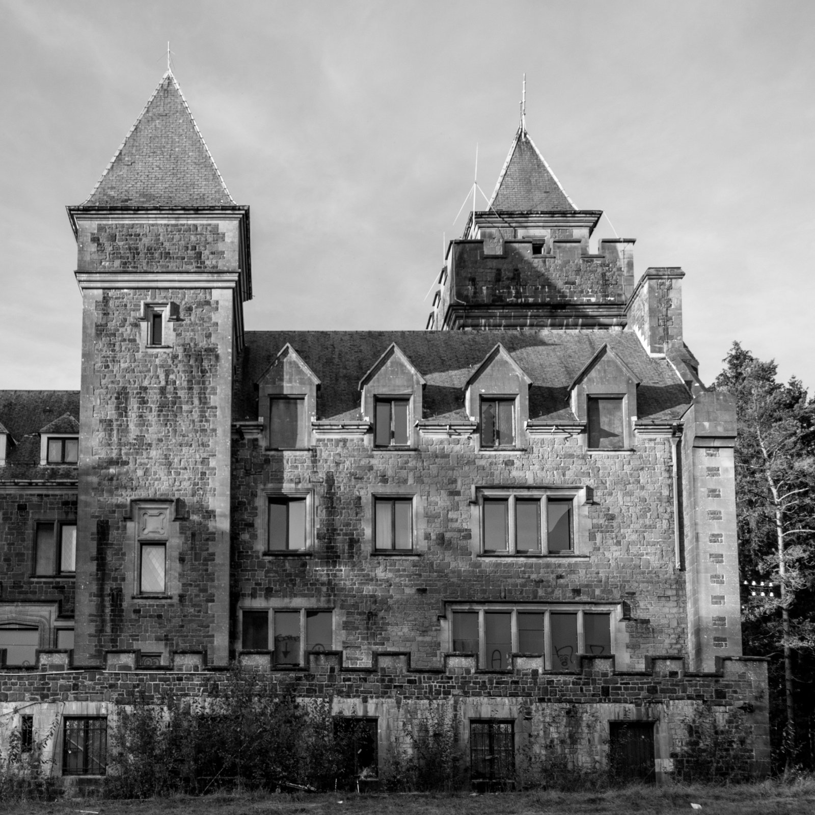 chateau wolfenstein urbex urban exploring abandoned decay belgium photography infiltration